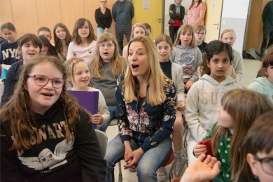 Sängerin Stefanie Hertel (Mitte) hat gemeinsam mit den Schülern der Klassen 2 bis 4 der Karl-Marx-Grundschule in Plauen für das Singprojekt „Stimme: An!" geprobt.