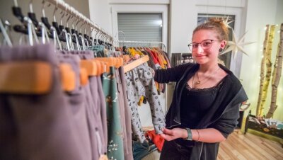 Janina Gläser in ihrem Pop-up-Store in Eibenstock. Dort verkauft sie unter anderem ihre Kinderkleidung unter dem eigenen Label "Schachtwerk". 