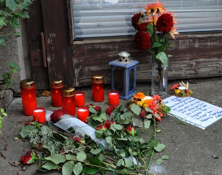 55-Jähriger gesteht Unfall - 
              <p class="artikelinhalt">Kerzen und Blumen liegen an der Straße, wo die 47-jährige Brand-Erbisdorferin am Sonntagfrüh starb.</p>
            