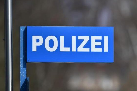55-Jährige wird von Kindern mit Erde beworfen und attackiert - Zwei Kinder haben eine 55-jährige Frau am Dienstagnachmittag im Werdauer Ortsteil Leubnitz geschlagen und getreten. 