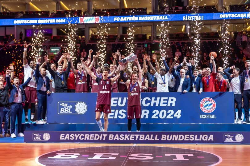 Die Freude bei den Spielern von FC Bayern München ist groß, nach ihrem Sieg im Finale der deutschen Basketball-Meisterschaft gegen Alba Berlin. Es ist das sechste Mal, dass FC Bayern München sich den Meistertitel holt.