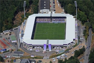 Volle Ränge in lila-weiß: Beim Freundschaftsspiel des FC Erzgebirge Aue gegen den FC Schalke 04 zur offiziellen Eröffnung war das Erzgebirgsstadion Ende Juli 2018 ausverkauft. 