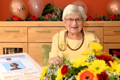 Johanna Martin am Samstag an ihrem 100. Geburtstag in Hainichen. Ein Ehrentag mit Musik, vielen Gästen und Sekt.