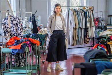 Maria Seifert hat Modedesign studiert und führt den Geschäftsbetrieb der Textilmanufaktur in Eibenstock, die ihren Namen trägt. Auf dem Bild trägt sie einen Mantel aus ihrer eigenen Kollektion. 
