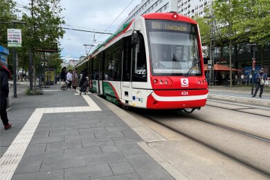 Eine Bahn der Linie C14 an der Haltestelle Roter Turm. In den vergangenen Wochen standen Fahrzeuge der Citybahn oft wegen Streiks still. Nun deutet sich eine Lösung an.