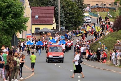 Der Festumzug in Neuensalz führte durch das ganze Dorf an der Hauptstraße entlang.