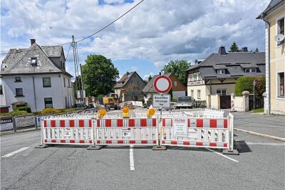 Am Patrizierhaus in Stützengrün geht es auf der B 169 nicht weiter,  aber die Kreuzung in Richtung Weihnachtsland ist noch offen.