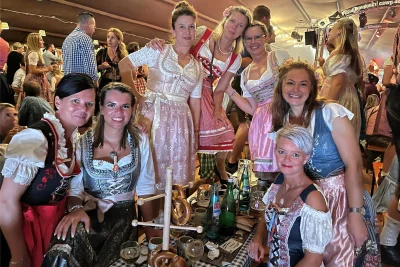 Die „Wooosn“ bedeuten auch Mädelsabend. Sehr viele Frauengruppen kommen zum Feiern.