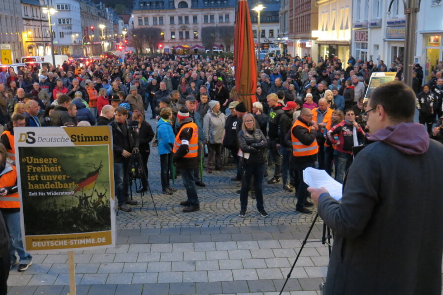 550 Menschen bei Kundgebung gegen Corona-Maßnahmen in Aue - Stefan Hartung war der erste Redner bei der Versammlung am Sonntagnachmittag.