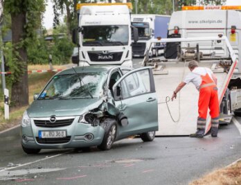 56-Jährige bei Unfall schwer verletzt - An dem Opel entstand wirtschaftlicher Totalschaden.