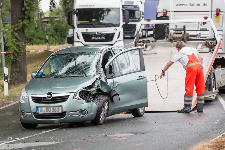 56-Jährige bei Unfall schwer verletzt - An dem Opel entstand wirtschaftlicher Totalschaden.