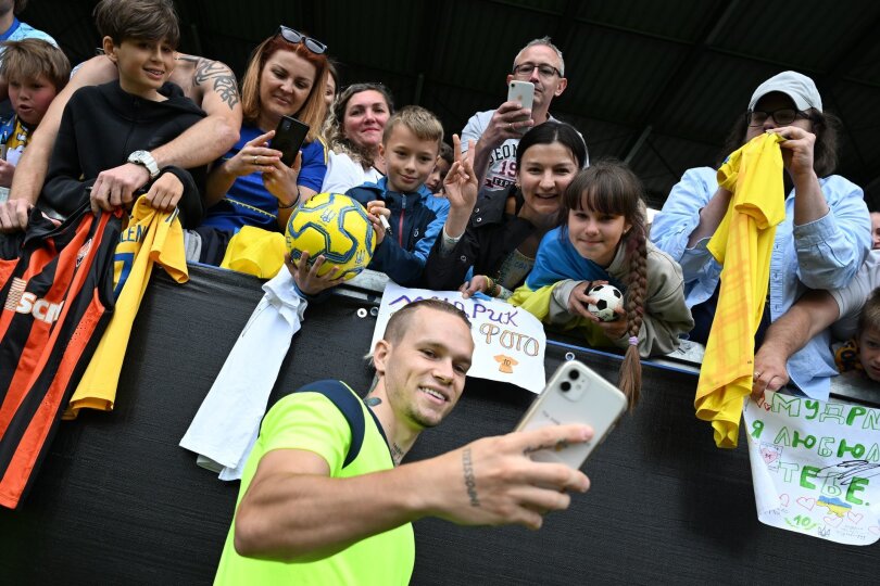 So viel Zeit muss sein: der ukranische Fußball-Nationalspieler Mychajlo Mudryk macht ein Selfie mit Fans.