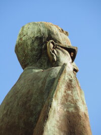 Das Salvador-Allende-Denkmal am Präsidentenpalast La Moneda in der Innenstadt von Santiago de Chile. 