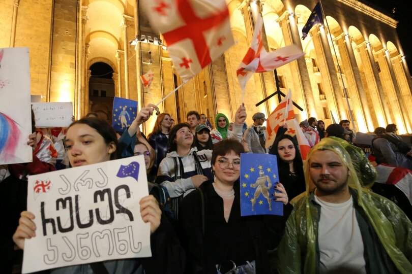Zehntausende Menschen haben in der georgischen Hauptstadt Tiflis erneut gegen ein geplantes Gesetz zur Kontrolle von Einflussnahme aus dem Ausland demonstriert. Sie brachten damit ihren Unmut über das Vorhaben ihrer moskaufreundlichen Regierung zum Ausdruck.