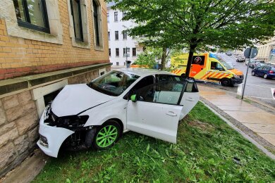 Eine Autofahrerin verlor die Kontrolle über ihr Auto und raste gegen das Robert-Schumann-Konservatorium.