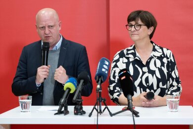 Henning Homann, SPD-Landesparteivorsitzender, und Saskia Esken, SPD-Bundesvorsitzende, nehmen an einer Pressekonferenz im Herbert-Wehner-Haus teil.