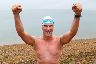 560 Kilometer - Brite schwimmt ganzen Ärmelkanal entlang - Lewis Pugh kommt nach erfolgreicher Beendigung des "Long Swim" am Shakespeare Beach in Dover an.