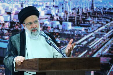 Der iranische Präsident Ebrahim Raisi spricht im September 2023 bei der Einweihung einer großen Industrieanlage in Isfahan. Raisi starb am Wochenende beim Absturz seines Hubschraubers.