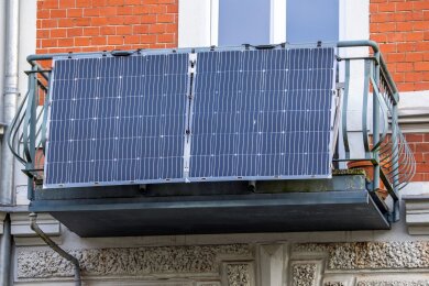 Solarmodule für ein sogenanntes Balkonkraftwerk an einem Balkon.