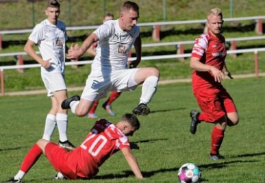Reaktionsschnell wie in dieser Szene FCL-Spieler Marco Wölfel gegen Wilsdruff wollen sich die Lößnitzer Kicker am Sonnabend zuhause auch gegen Glauchau präsentieren. 
