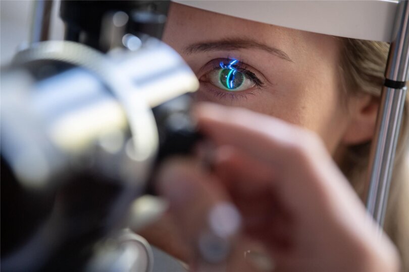 Wer im Vogtland noch bei keinem Augenarzt in der Kartei steht, hat große Probleme, einen Termin zu bekommen. Die wenigen vogtländischen Augenärzte nehmen kaum neue Patienten auf. Vogtländer müssen deshalb weit für ihre Behandlung fahren.