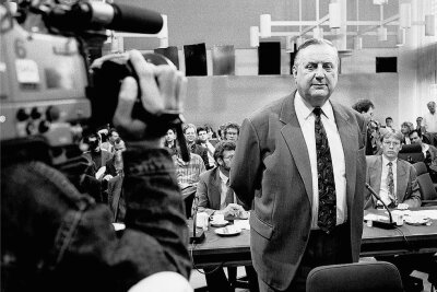 Der einstige DDR-Funktionär Alexander Schalck-Golodkowski bei einem Gerichtstermin Anfang der 1990er-Jahre. Mit der Hilfe der Stasi und der persönlichen Rückendeckung von MfS-Chef Erich Mielke hatte er von 1966 an einen Westhandelskonzern mit Milliardenumsatz aufgebaut - die KoKo. 