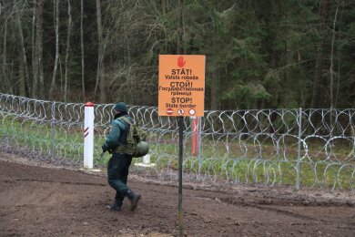 "Halt - Staatsgrenze" steht in drei Sprachen an der Grenze zu Belarus.