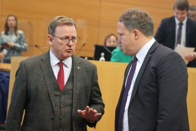 Thüringen Ministerpräsident Bodo Ramelow (l) reicht CDU-Kontrahent Mario Vogt die Hand.
