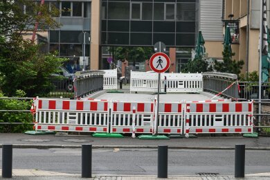 Die Fußgängerbrücke in der Fabrikstraße über den Fluss Chemnitz ist gesperrt und wurde um gut einen Meter angehoben.