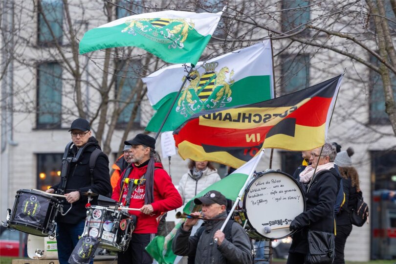 Die extrem rechten „Freien Sachsen“ (hier bei einer Demonstration 2024 in Dresden) haben, sagen Experten, auch davon profitiert, dass sie Demonstrationen und Proteste unter ihrem „Dach“ vereinahmt haben.