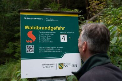 Ein Hinweisschild zum Thema Waldbrandgefahr steht an einem Wanderweg im Nationalpark Sächsische Schweiz.
