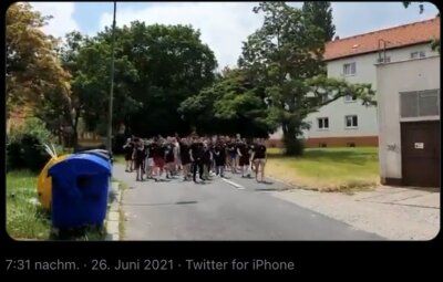 Ausschnitt aus einem Video, das den Chemnitzer FC einmal mehr in die Schlagzeilen bringt: "Sieg heil!" skandierende Fans ziehen am Samstag durch ein Wohngebiet in der tschechischen Stadt Most. 