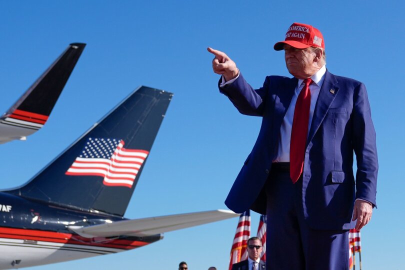In gewohnter Pose und mit "MAGA"-Mütze: Der republikanische Präsidentschaftskandidat und Ex-Präsident Donald Trump beim Wahlkampf im US-Bundesstaat Michigan.