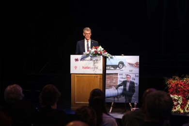 Egbert Geier (SPD), amtierender Bürgermeister der Stadt Halle (Saale), spricht im Neuen Theater.