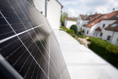 Durch das Solarpaket vereinfacht die Bundesregierung zukünftig die Installation von Steckersolargeräten für Verbraucherinnen und Verbraucher.
