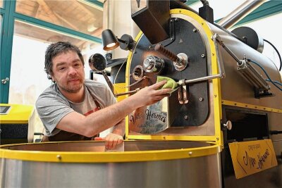 Ehe frische Bohnen geröstet werden können, gilt es die Maschine vorzubereiten: João Hermisdorff reinigt die Röstmaschine in Wolkenburg. 