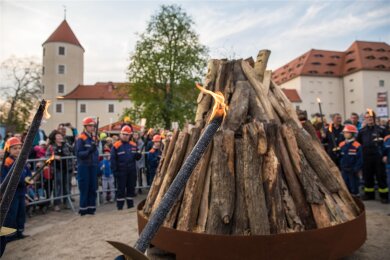 Auf dem Schlossplatz in Freiberg wird das Maifeuer in einer großen Feuerschale entzündet, hier ein Bild von 2023.