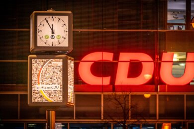 Die Uhr vor dem Konrad-Adenauer-Haus, der Bundeszentrale der CDU, steht auf fünf vor zwölf.