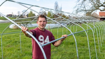 Daniel Hausmann vom Biohof Hausmann in Breitenborn investiert die Öko-Prämie vom Freistaat dieses Jahr in zwei neue Folientunnel für den Gemüseanbau, die derzeit auf dem Gelände unweit von Rochlitz entstehen.