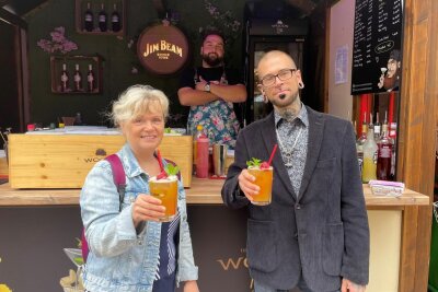 Andrea und Sebastian Schalling trinken auf dem Weinfest in Chemnitz lieber Cocktails. Barkeeper Ali Seelig von der Woods-Bar mixt für alle den passenden Drink - auch gerne alkoholfrei.