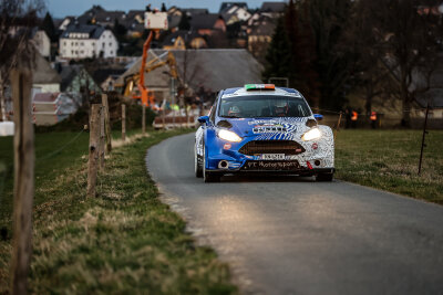 59. ADAC Rallye Erzgebirge: So liefen die Einstellfahrten am Donnerstagabend in Jahnsdorf - Lars Zander/Michelle Müller starten im Ford Fiesta R5.
