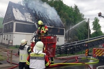 59-Jähriger bei Brand leicht verletzt - Der Feuerwehreinsatz in Garnsdorf dauerte Stunden an. 