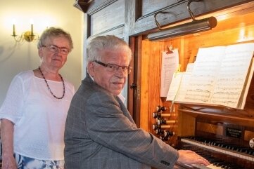 59 Musikliebhaber erleben Konzerte - Eckhard Zuckerriedel beim Konzert an der Schmeisser-Orgel, seine Frau Hildegard unterstützte ihn. 