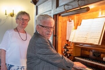 59 Musikliebhaber erleben Konzerte - Eckhard Zuckerriedel beim Konzert an der Schmeisser-Orgel, seine Frau Hildegard unterstützte ihn. 
