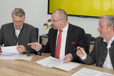 Die Sternquell-Chefs Günther Spindler (links) und Jan Gerbeth (rechts) bei der Vertragsunterzeichnung.
