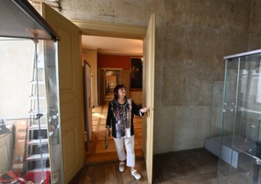 Auf Schloss Wolkenburg soll es demnächst einige Veränderungen geben. Mitarbeiterin Andrea Heinig zeigt einen der Räume, die für Ausstellungen umgebaut werden sollen. 