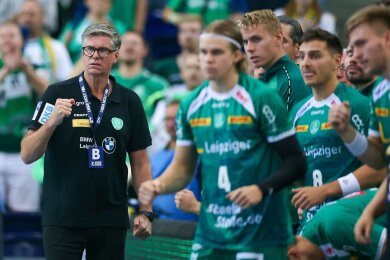Leipzigs Cheftrainer Runar Sigtryggsson (l) und seine Spieler jubeln.
