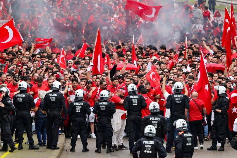 Fanmarsch zur Europameisterschaft: Tausende türkische Fans ziehen durch die Dortmunder Innenstand, um im Anschluss ihre Mannschaft beim Spiel gegen Georgien anzufeuern.