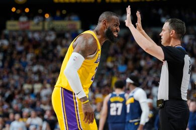 NBA-Superstar LeBron James ist mit den Los Angeles Lakers in den Playoffs gescheitert.