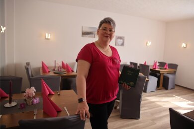 Kathleen Waldenburger freut sich im Klubraum auf die Neueröffnung der Gaststätte in der Reinsdorfer Kegelbahn.